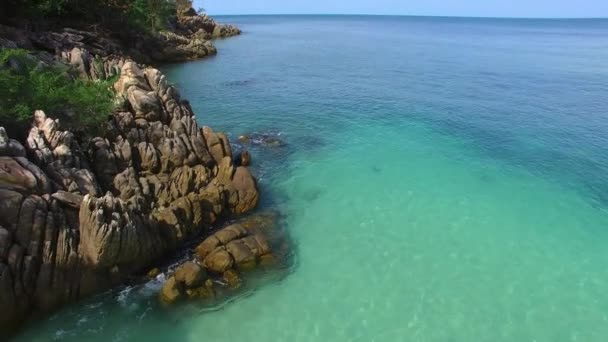 空中:熱帯島の崖の海岸。4k. — ストック動画