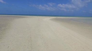 Kadın Sahilde Yoga Çalışıyor ve Meditasyon Yapıyor.