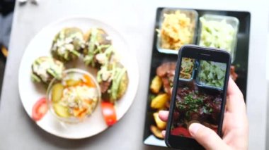 Akıllı Telefonlu Sağlıklı Yemeğin Fotoğrafını Çeken Kadın El
