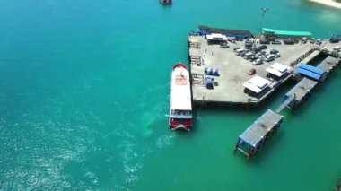 Denizlerde yüzen tekneli iskelenin havadan görünüşü