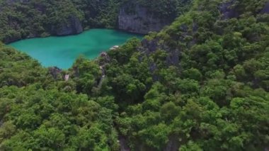 Ang Tanga Ulusal Deniz Parkı 'nda Zümrüt Göl