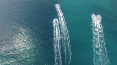 Mavi Deniz 'de Jetski süren İnsanların Hava Görüntüsü