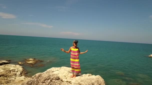 Mujer joven en auriculares virtuales o gafas 3D en la playa por el mar. Antena . — Vídeos de Stock