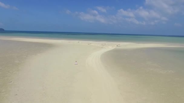 Sereniteit en Yoga Oefenen, Meditatie op het strand. Schieten vanuit de lucht. — Stockvideo