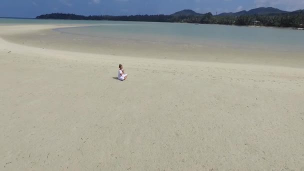 Meditatie van de vrouw op Tropical Beach. Luchtfoto. — Stockvideo