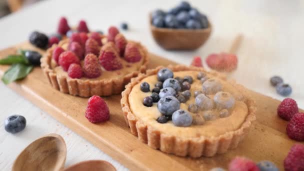 Tartlets With Fresh Berries And Cinnamon On Table. — ストック動画