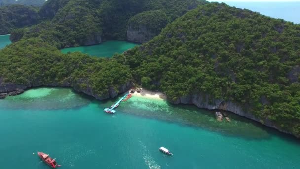 Létání nad tropickou pláží na Paradise Island. Letecký. — Stock video