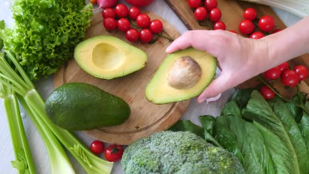 Alimentación saludable y estilo de vida. Surtido de verduras frescas en la mesa . — Vídeos de Stock