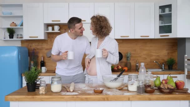 Gelukkig zwanger paar samen in keuken. — Stockvideo