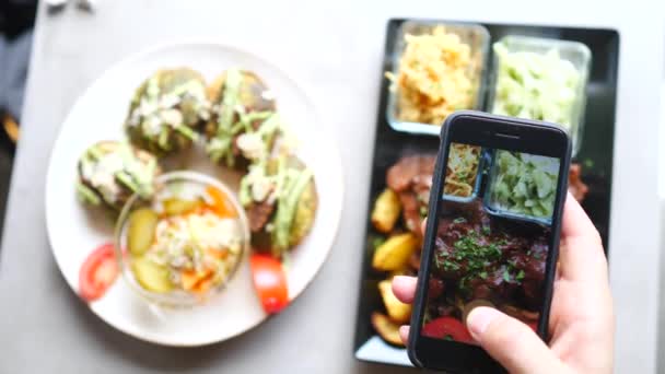 Mão feminina tirando foto de alimentos saudáveis com smartphone — Vídeo de Stock