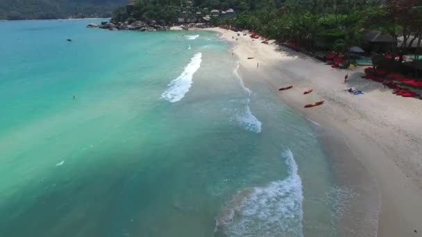 Вид згори на пляж з хвилями й туристами на відпустку — стокове відео