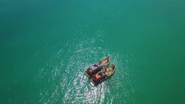 Dois barcos de pesca flutuando no mar. Topo da vista aérea . — Vídeo de Stock