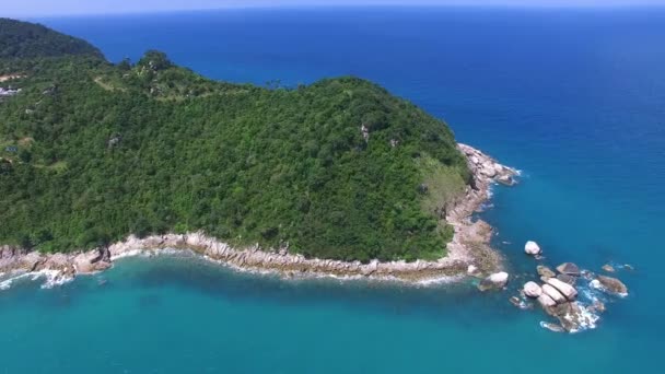 Vista aérea de la isla en el mar azul en Tailandia — Vídeos de Stock
