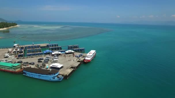 Antenne: Anlegestelle mit Booten und Touristen auf tropischer Insel im Meer — Stockvideo