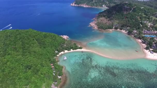 Antenne der Paradiesinsel im türkisfarbenen Meer — Stockvideo