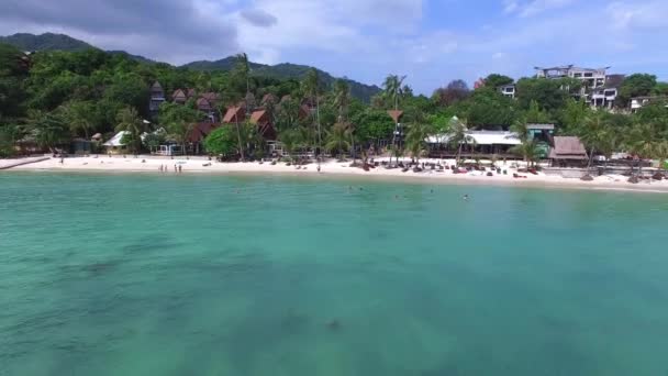 Vista aérea da praia tropical. Conceito de férias de viagem — Vídeo de Stock