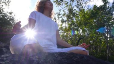 Lotus Duruşu 'nda Meditasyon yapan Kadın Doğada Yoga Yapıyor