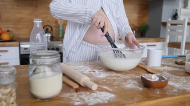 Mujer embarazada cocinando comida en la cocina . — Vídeos de Stock