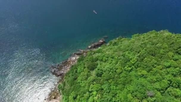 Vista aérea do penhasco da ilha no mar — Vídeo de Stock
