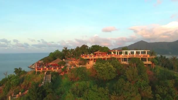 People Sitting In Cafe di The Top Of Mountain di Paradise Island. Aerial . — Stok Video