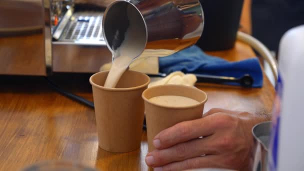 Barista Giet schuimmelk in koffie — Stockvideo