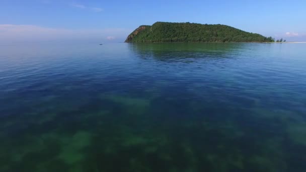 Vista aérea da ilha — Vídeo de Stock