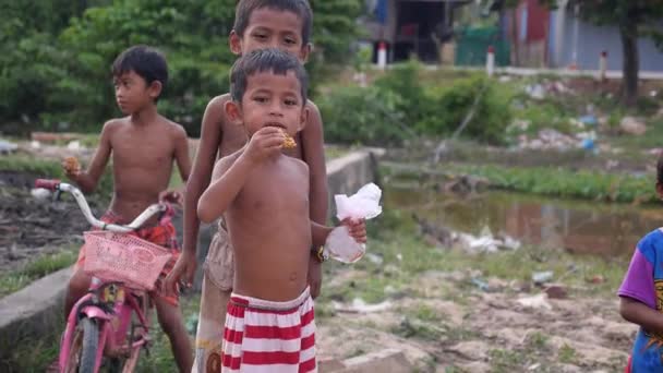 Een groep straatjongens in Cambodja. Armoede in Azië. — Stockvideo