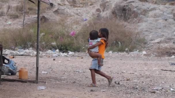 Pauvres enfants au Cambodge Le bidonville vit dans la pauvreté dans la rue . — Video