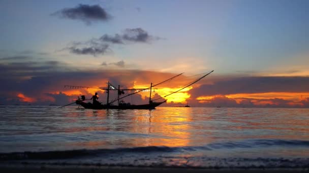 Fischer Fischerboot, das bei Sonnenuntergang im Meer segelt — Stockvideo