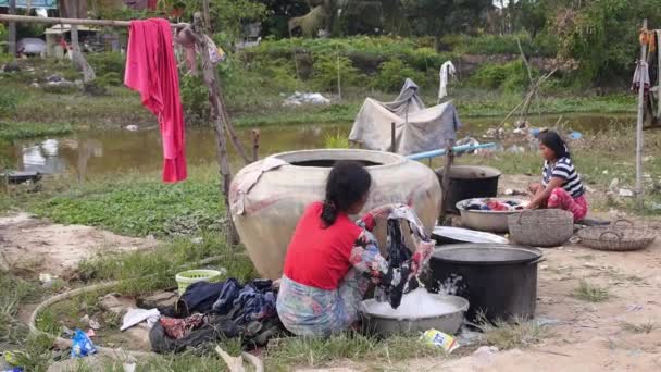 Mulheres pobres fazendo lavanderia ao ar livre na rua do Camboja . — Vídeo de Stock