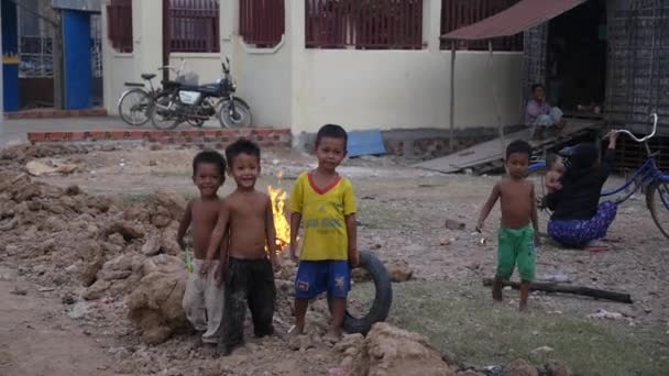 Kaygısız Neşeli Çocuklar Yoksullukta Kamboçya Caddesinde oynuyorlar. — Stok video
