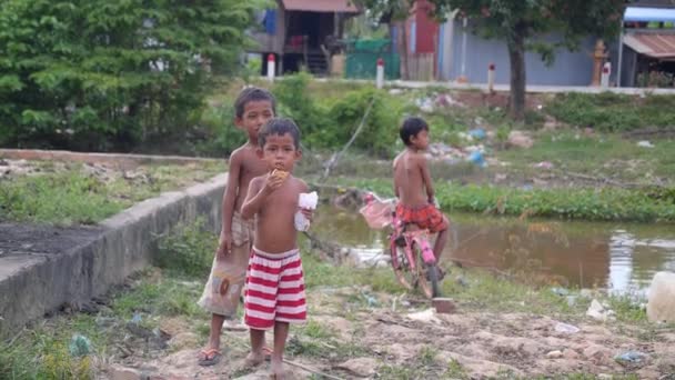 Niños pobres de Camboya en la calle mirando la cámara . — Vídeo de stock