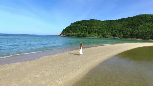 Młoda kobieta w białej sukience na Paradise Beach. Antena. — Wideo stockowe