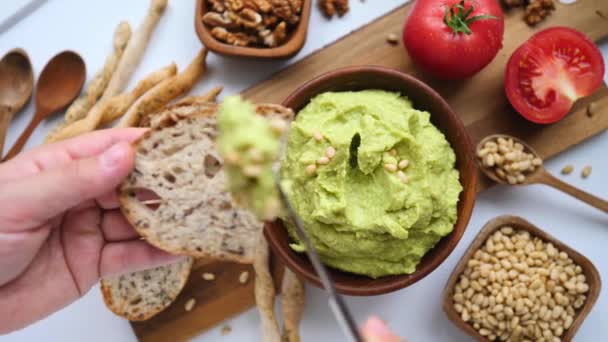 Рука готує здорову їжу шляхом розповсюдження Avocado Smash на тості — стокове відео