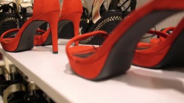 Ayakkabı Dükkanında Yüksek Topuklu Seksi Kırmızı Ayakkabılar