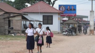 Fakir Kamboçya Caddesinde Kızlar Okuldan Dönüyor.