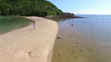 Hava: Deniz kıyısında Tatilde Beyaz Elbiseli Kadın
