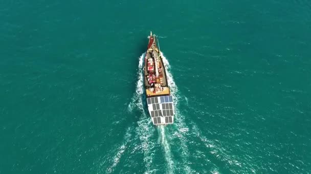 Aéreo: Barco com baterias solares que navegam no mar — Vídeo de Stock