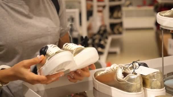 Femme Choisir des chaussures de baskets élégantes tout en faisant du shopping — Video