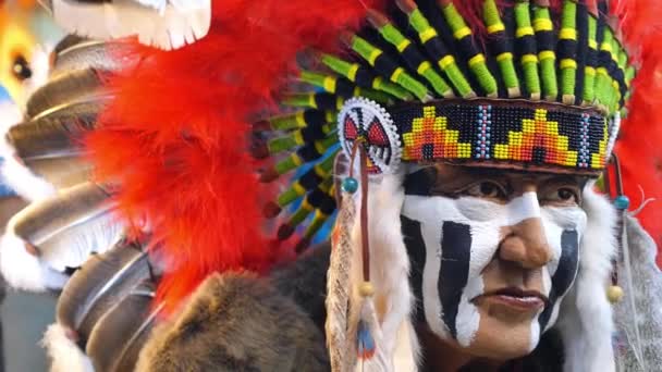 Rdzenny Amerykanin Indianin w wojennym kapeluszu lub nakryciu głowy z piórami — Wideo stockowe