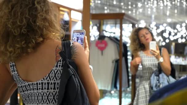 Jeune femme prenant selfie dans le miroir dans le centre commercial — Video