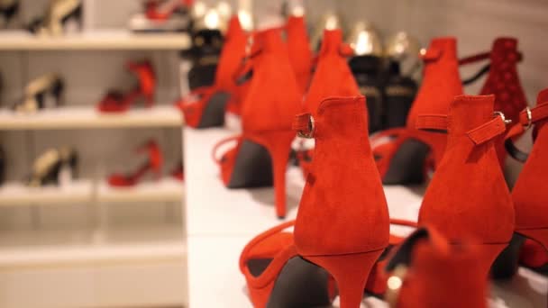 Sapatos vermelhos femininos com salto alto na loja de sapatos — Vídeo de Stock