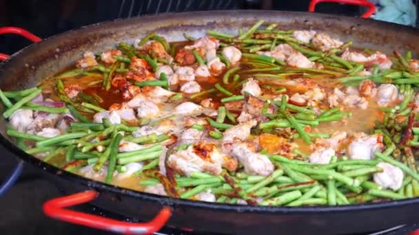 Thajské kuřecí kari vaření ve wok na ulici potravin trhu — Stock video