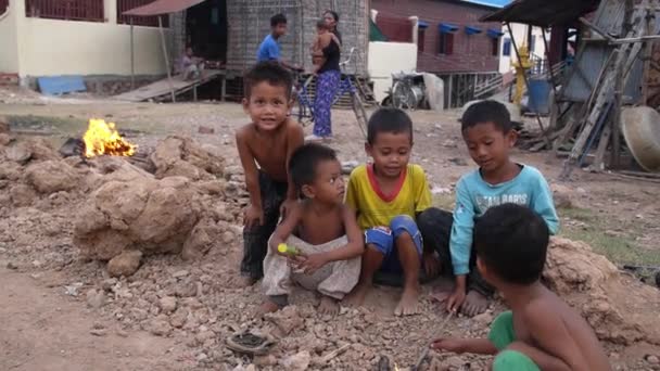 Asiatiska barn ler i kameran på gatan i Kambodja Slum. — Stockvideo