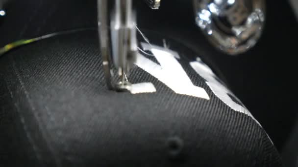 Automatische naaimachine stiksels belettering op de dop. Sluitingsdatum. — Stockvideo