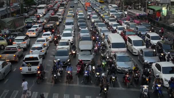 Auto 's vastgelopen in Traffic Jam op een kruispunt in Big City. — Stockvideo