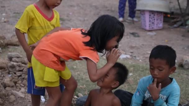 Niedliche Kinder spielen auf der Straße in Slums in Armut. — Stockvideo