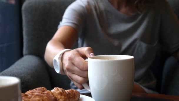 Mujer bebiendo café con alegría en la mañana en el Café — Vídeo de stock