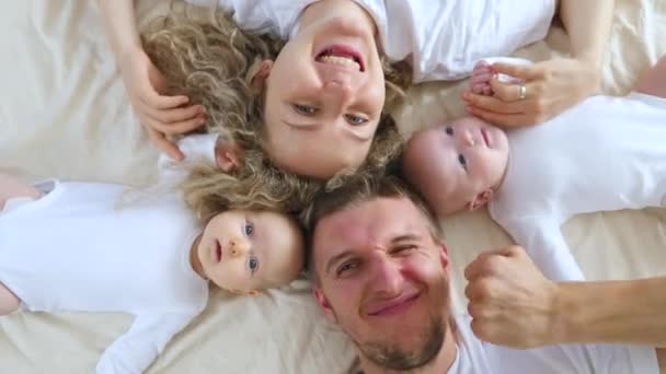 Familia feliz con bebés tomando selfie. Vista superior . — Vídeo de stock