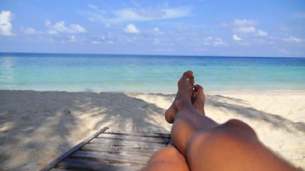 Tourist Legs Zonnebaden op Deck-Chair at Beach Op zoek naar zee — Stockvideo